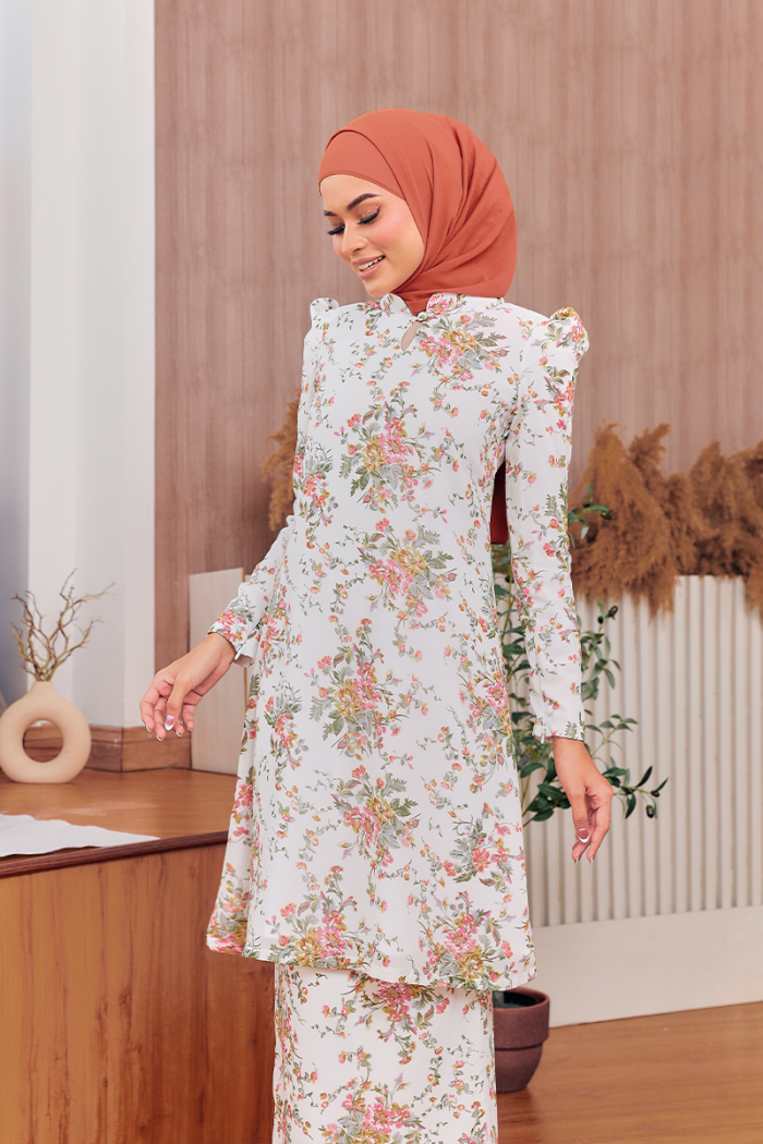 KURUNG FLORENCE - IRIS IN WHITE